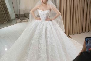 Cô dâu diện bộ váy cưới trắng lộng lẫy và sang trọng trong không gian studio.