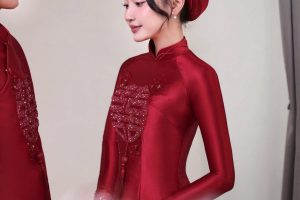 Cặp đôi diện áo dài ăn hỏi màu đỏ sang trọng trong studio.