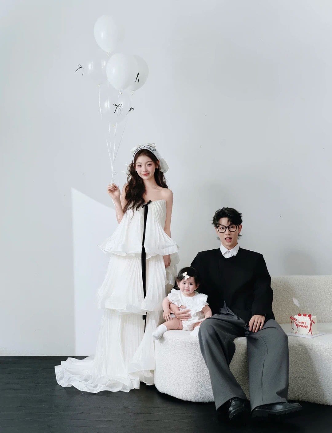 Chú rể mặc vest lịch lãm chụp ảnh cưới cùng cô dâu tại Khói Studio TP Vinh