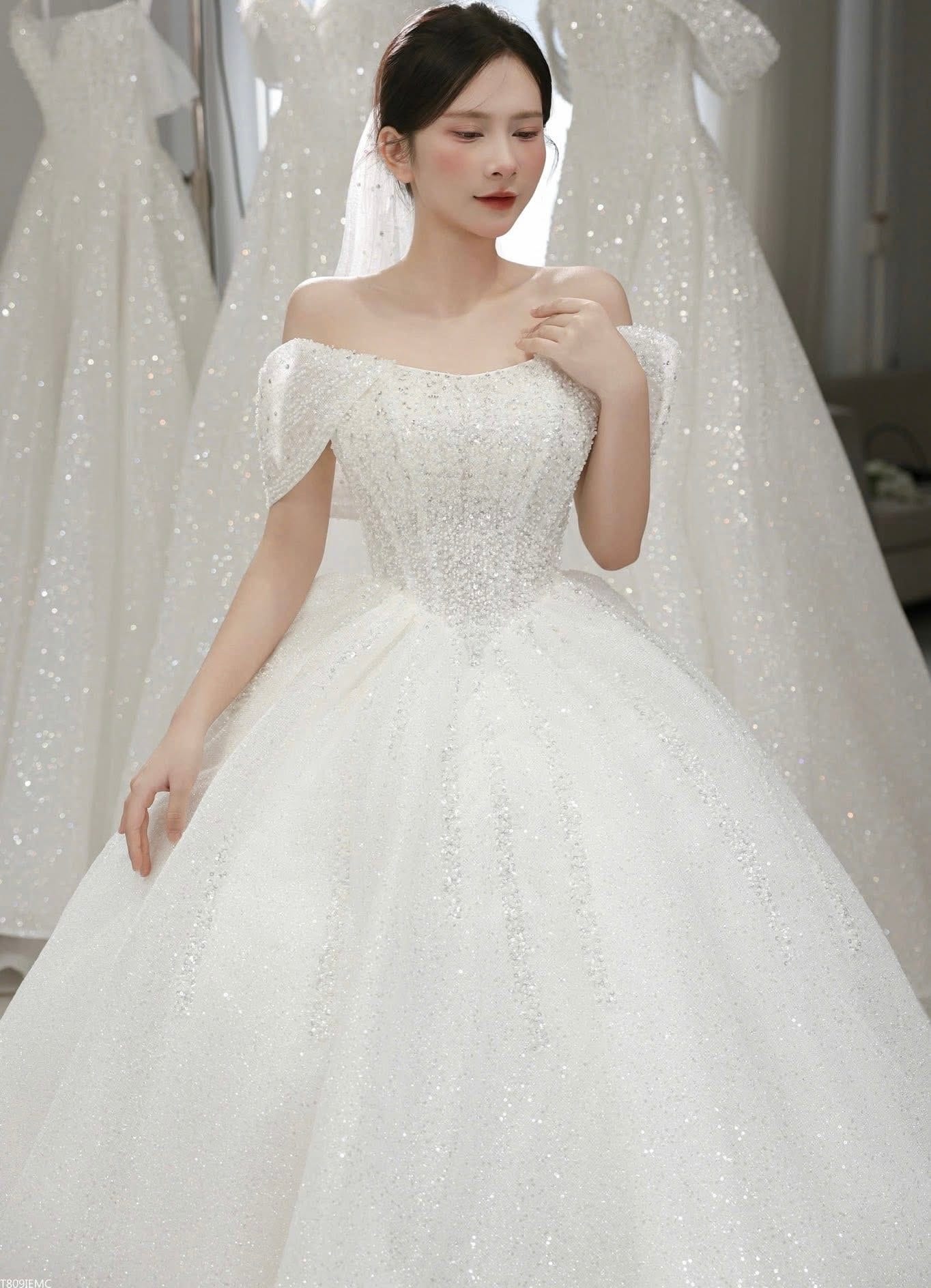 Hướng dẫn cách chọn váy cưới theo dáng người phù hợp cho cô dâu khi chụp ảnh cưới tại Vinh.