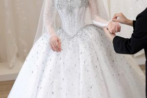 Cô dâu xinh đẹp diện bộ váy cưới đính đá lộng lẫy và sang trọng trong studio.