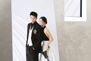 Ảnh pre-wedding cặp đôi phong cách sang trọng với tông màu trắng và đen trong studio.