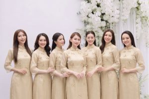 Nhóm các cô gái mặc áo dài màu champagne thanh lịch trong studio.