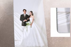 Ảnh cưới cặp đôi phong cách sang trọng được in trên chất liệu cao cấp trưng bày trên giá đỡ.
