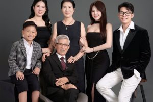 Ảnh chân dung gia đình nhiều thế hệ trong trang phục lịch sự, sang trọng được chụp tại studio.