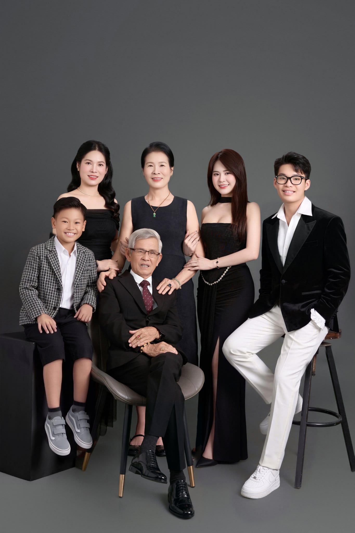 Ekip Khói Studio đang bắt trọn khoảnh khắc xúc động trong lễ ăn hỏi tại nhà riêng ở TP Vinh