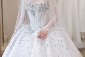 Cô dâu mặc váy cưới trắng đính đá lộng lẫy và sang trọng trong studio.