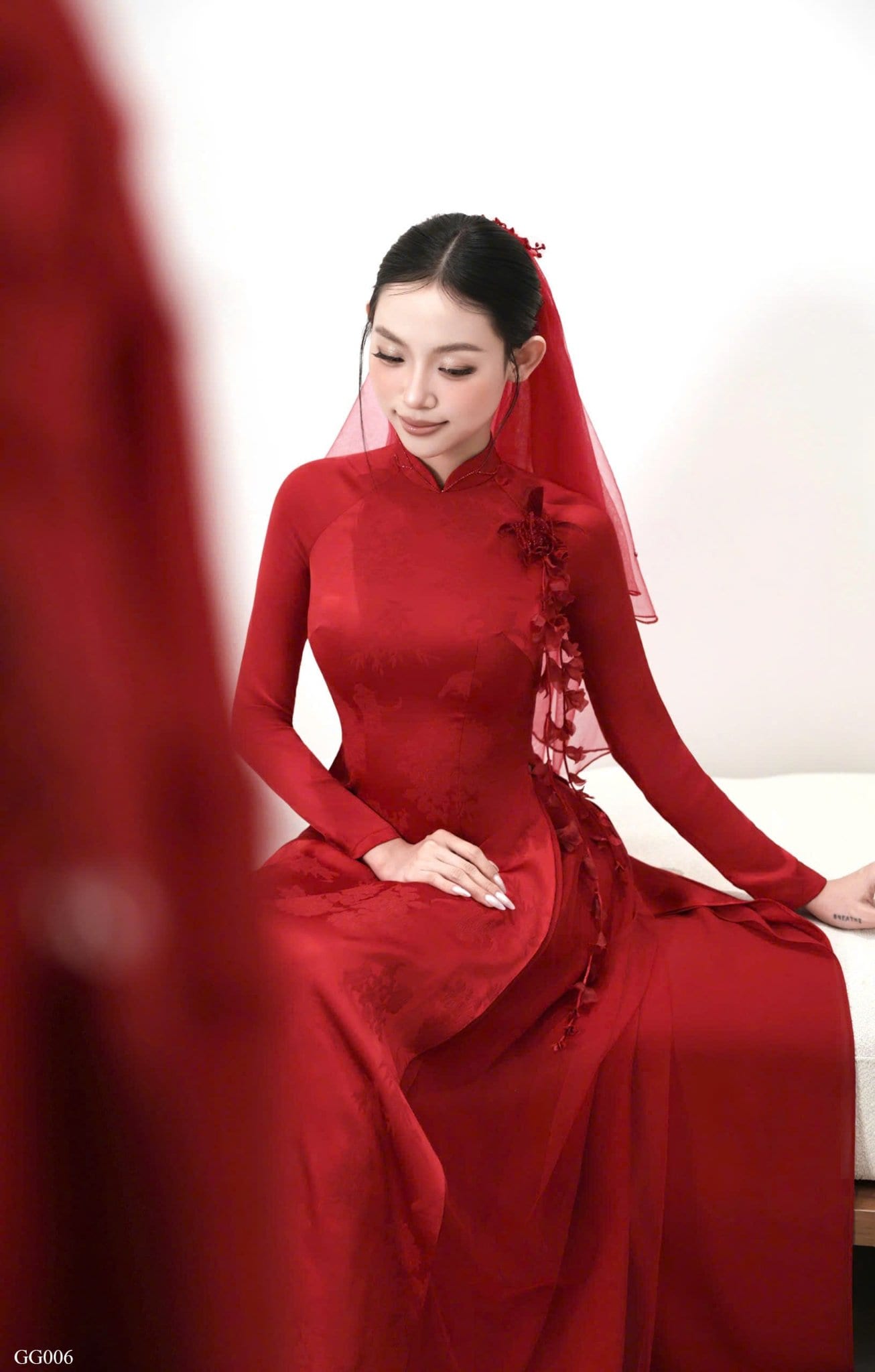 Cô dâu thử mẫu váy cưới công chúa lộng lẫy tại tiệm cho thuê váy cưới đẹp ở Vinh của Khói Studio