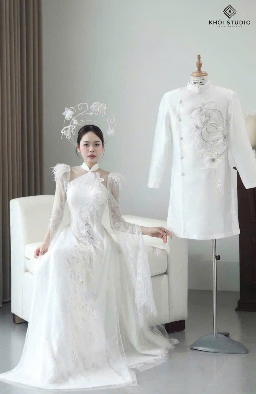 Cặp đôi trẻ cười tươi trong không gian phòng cưới ấm cúng tại TP Vinh do Khói Studio thực hiện