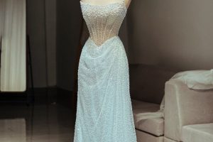 Chiếc váy cưới đính đá lấp lánh sang trọng được trưng bày trong studio.