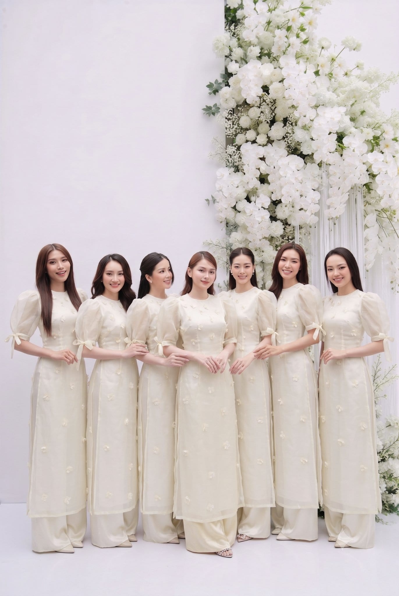 Cặp đôi trẻ hạnh phúc trong ngày cưới tại Nghệ An với bàn tiệc ấm cúng