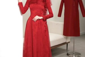 Cô dâu mặc áo dài đỏ truyền thống kết hợp khăn voan sang trọng trong studio.