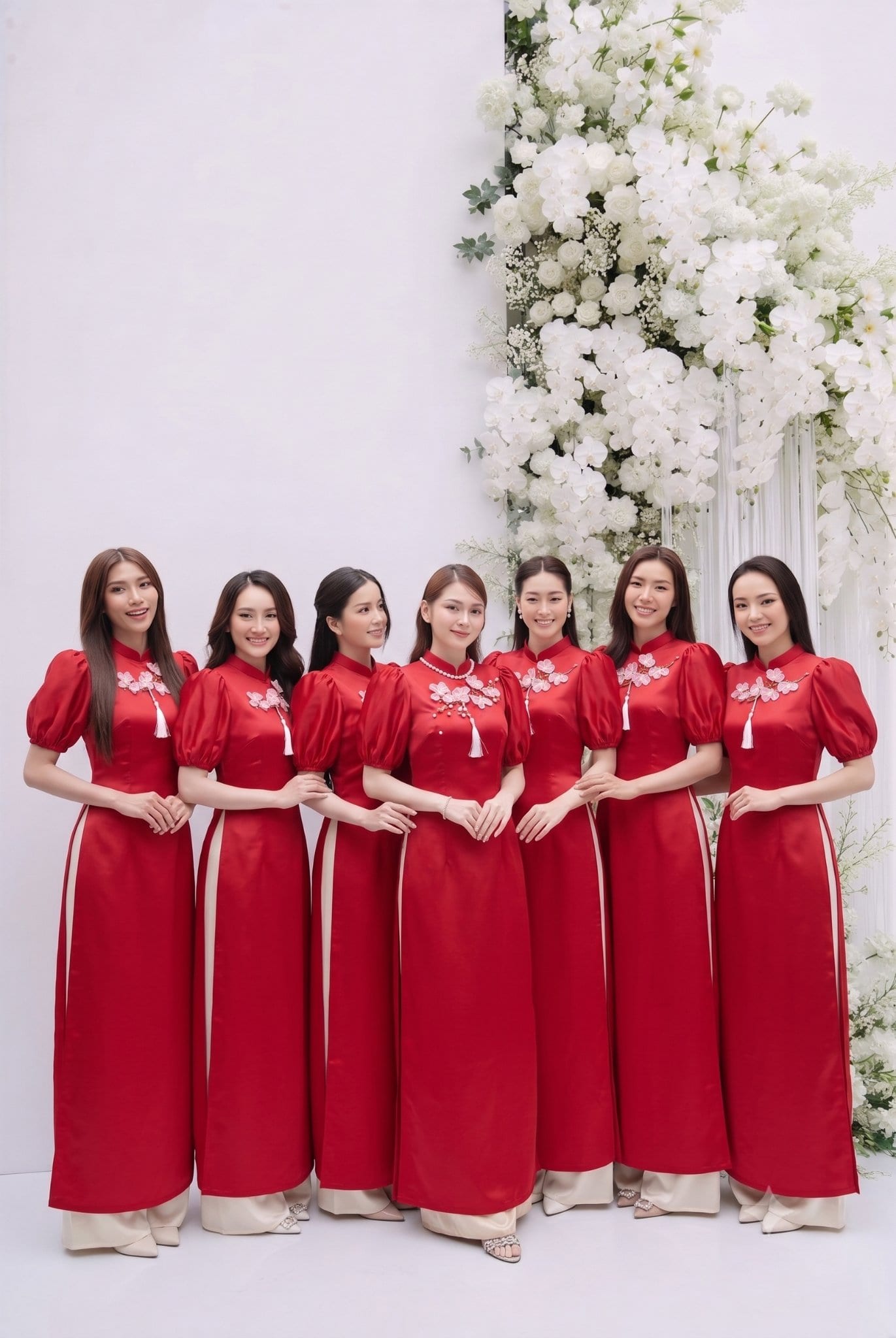 Cặp đôi trẻ tình tứ trong concept chụp ảnh cưới trong nhà tại studio Khói Studio ở Vinh