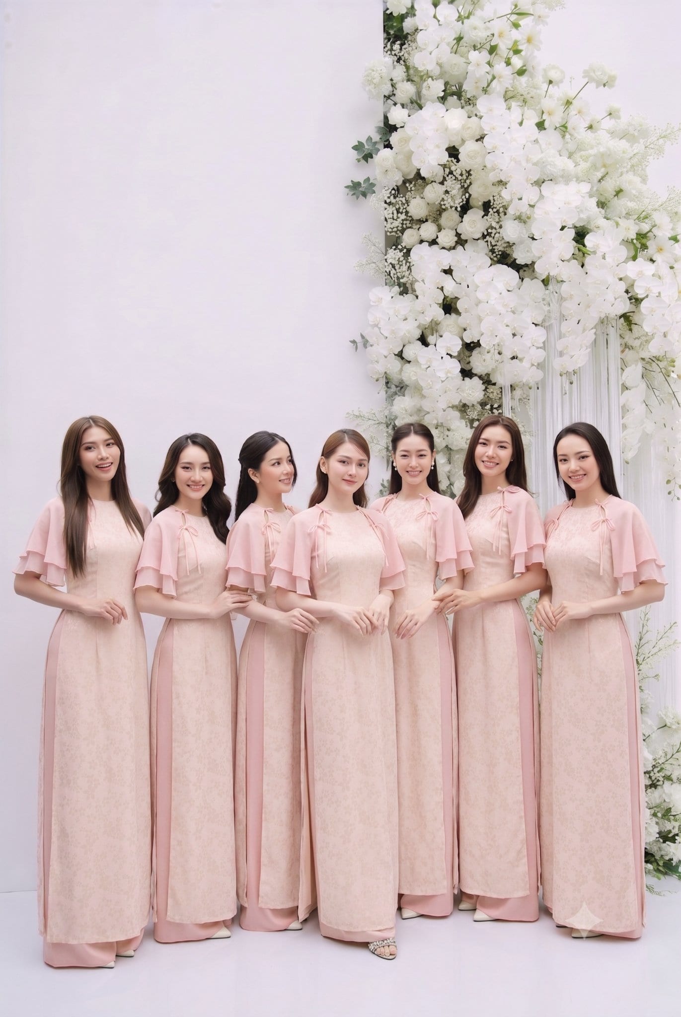 Cặp đôi nắm tay nhau cười rạng rỡ trong buổi chụp hình cưới ngoại cảnh tại Nghệ An