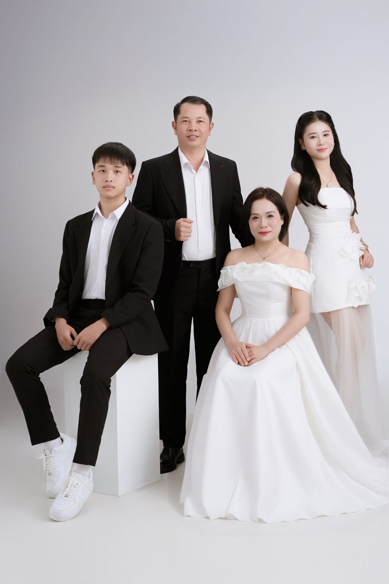 Cô dâu mang bầu rạng rỡ trong trang phục cưới nhẹ nhàng tại studio Khói Studio TP Vinh