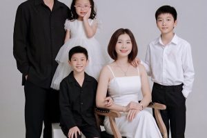 Ảnh chụp gia đình với phong cách hiện đại, thanh lịch trên nền studio trắng.
