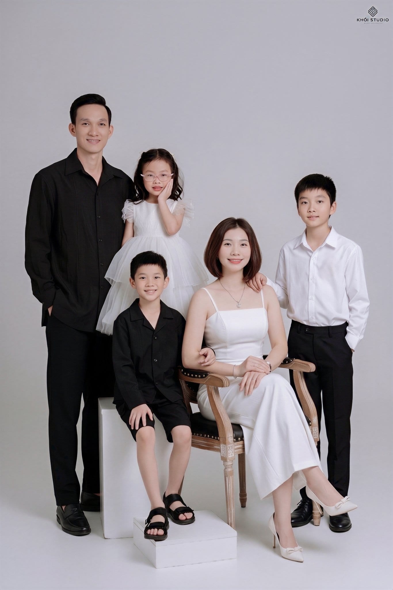 Cặp đôi trẻ nắm tay hạnh phúc trong buổi chụp hình cưới tại Khói Studio TP Vinh.