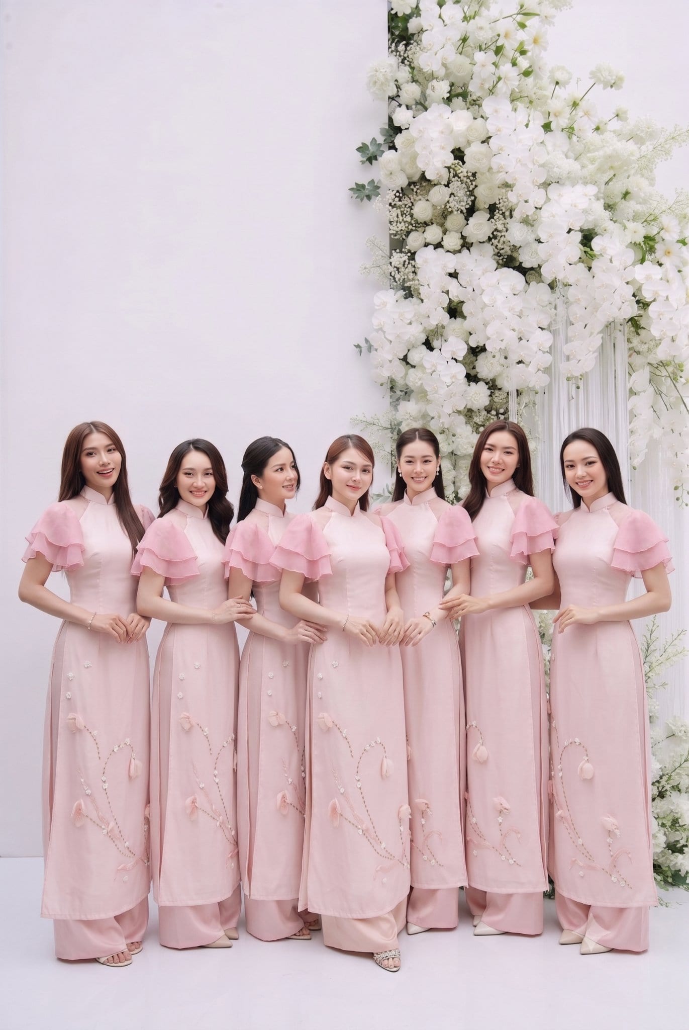 Cặp đôi trẻ nắm tay nhau cười rạng rỡ trong ngày cưới tại thành phố Vinh Nghệ An