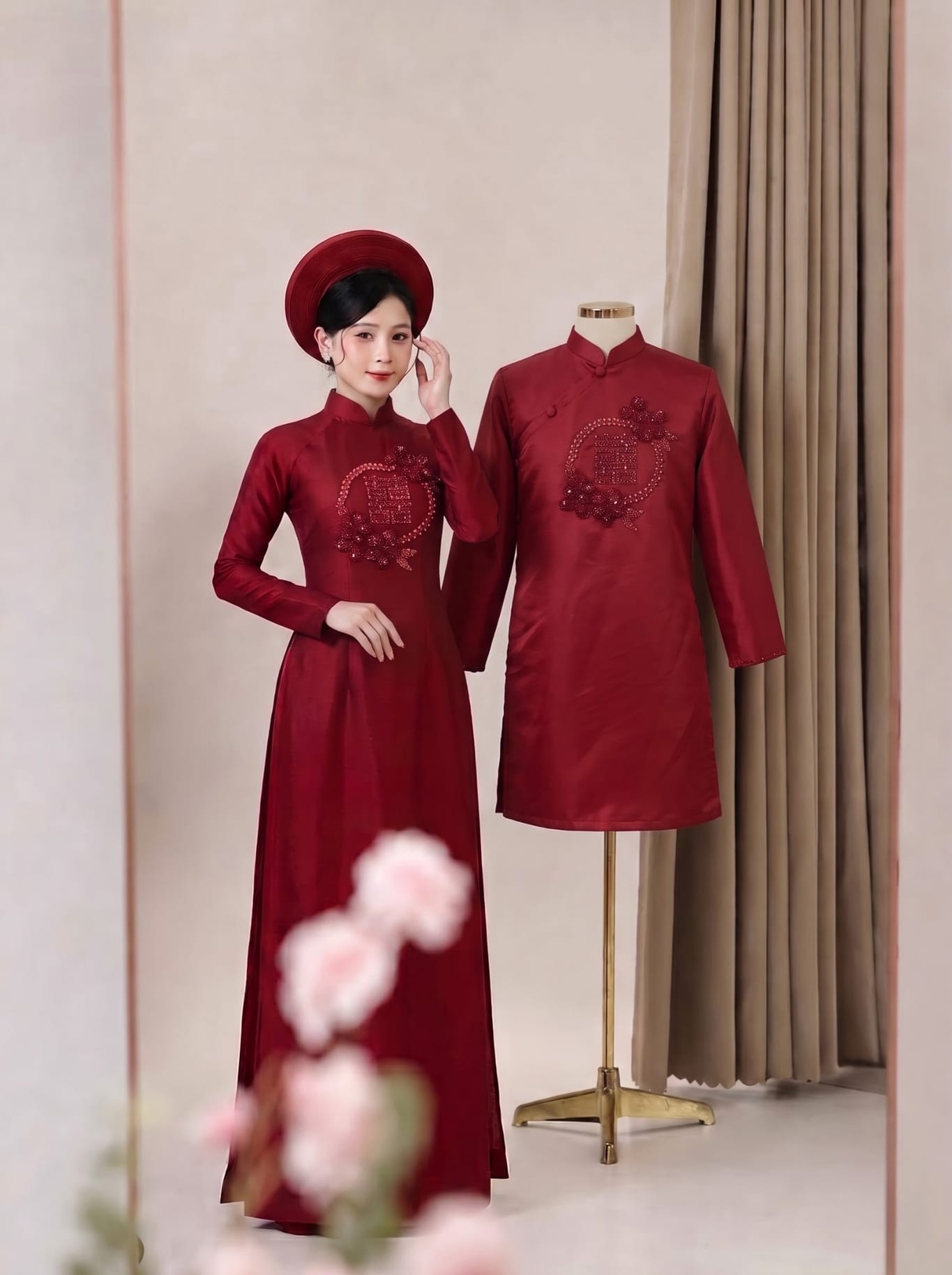 Cặp đôi trẻ nắm tay nhau cười tươi trong buổi chụp ảnh cưới ngoại cảnh tại TP Vinh do Khói Studio thực hiện