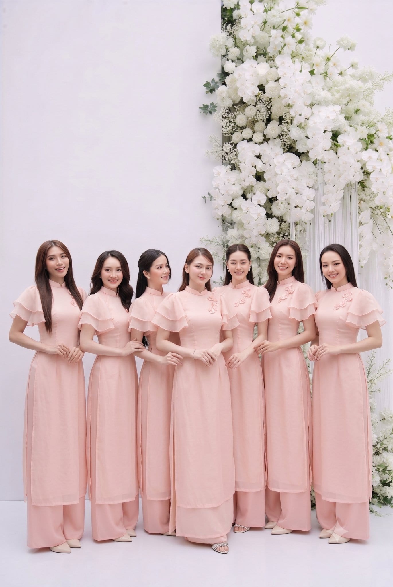 Khoảnh khắc hạnh phúc của cặp đôi trong studio ảnh cưới Khói Studio tại TP Vinh.